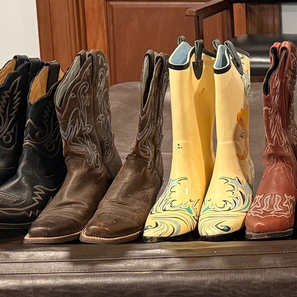 Red and Black Cowboy Western Boots with Classic Craftsmanship - Picture 7 of 7
